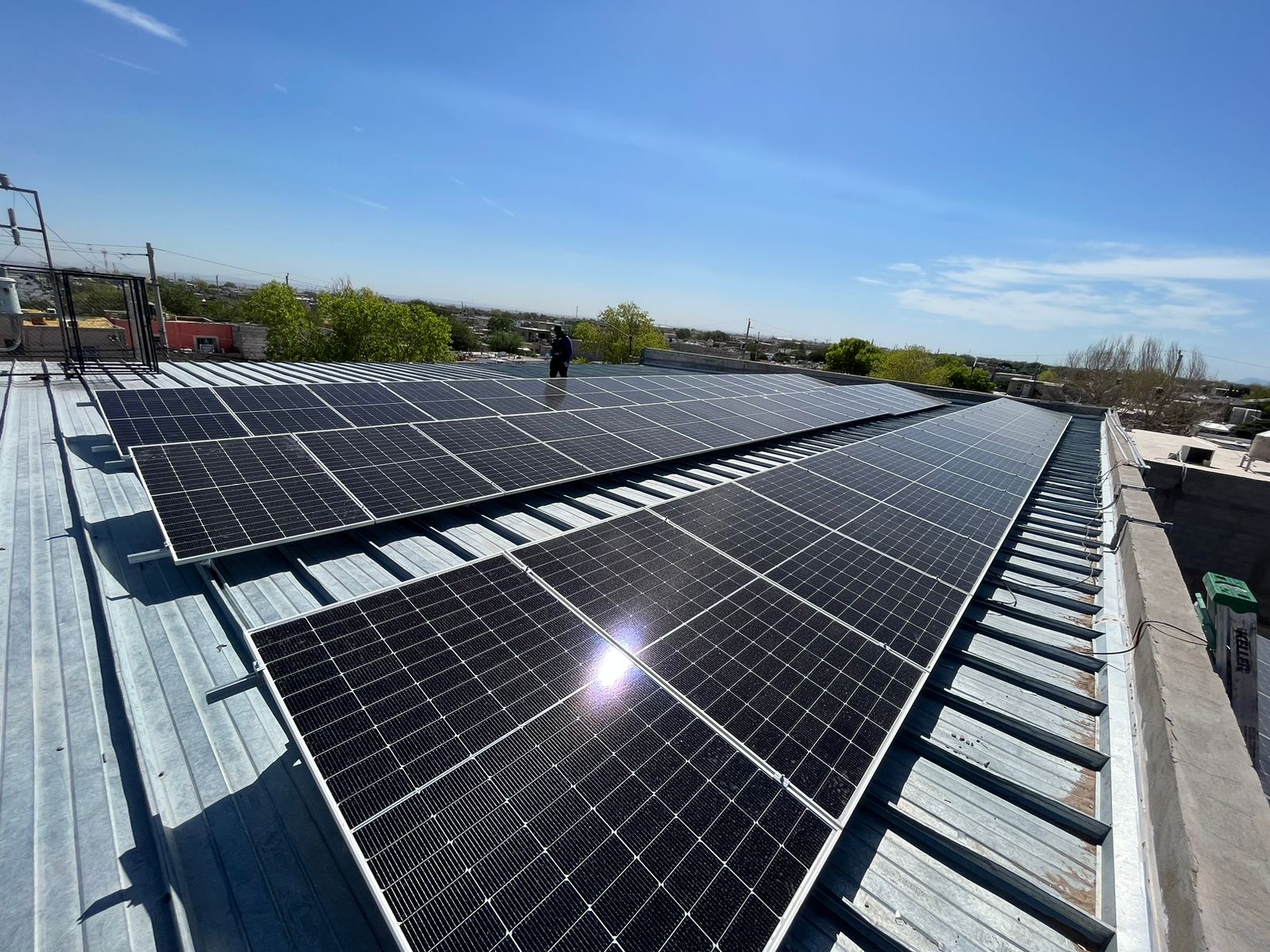 Paneles solares local comercial Capri Parajes de Oriente