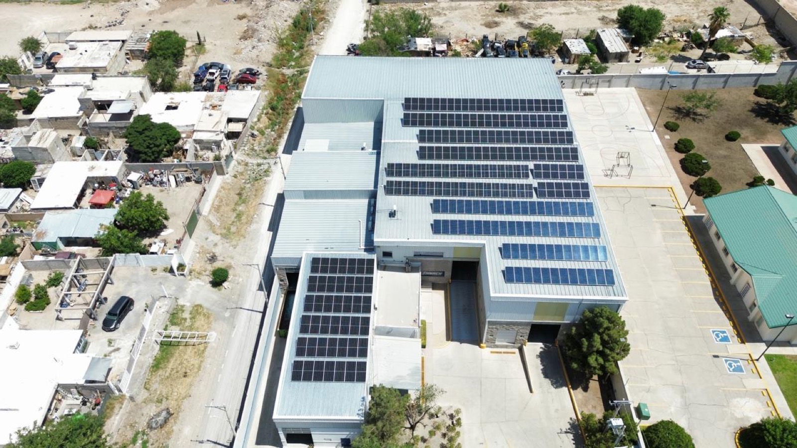 Paneles solares local comercial Dinach