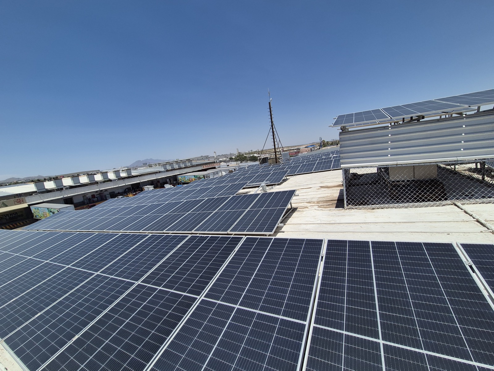 Paneles solares local comercial Frutería Teran mercado de abastos