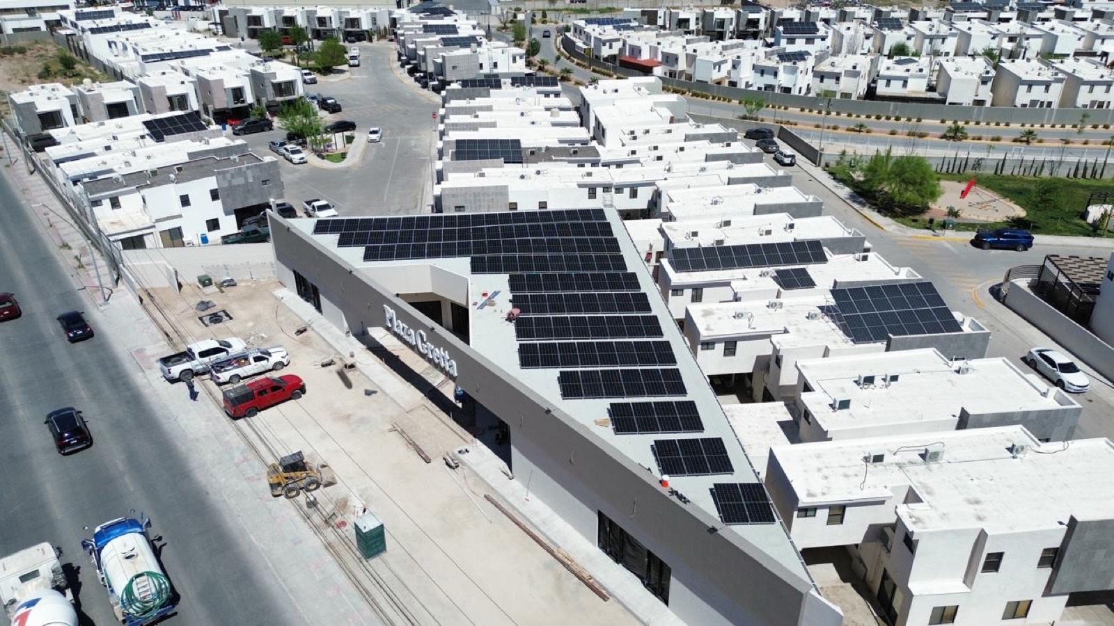 Paneles solares local comercial Plaza Greta